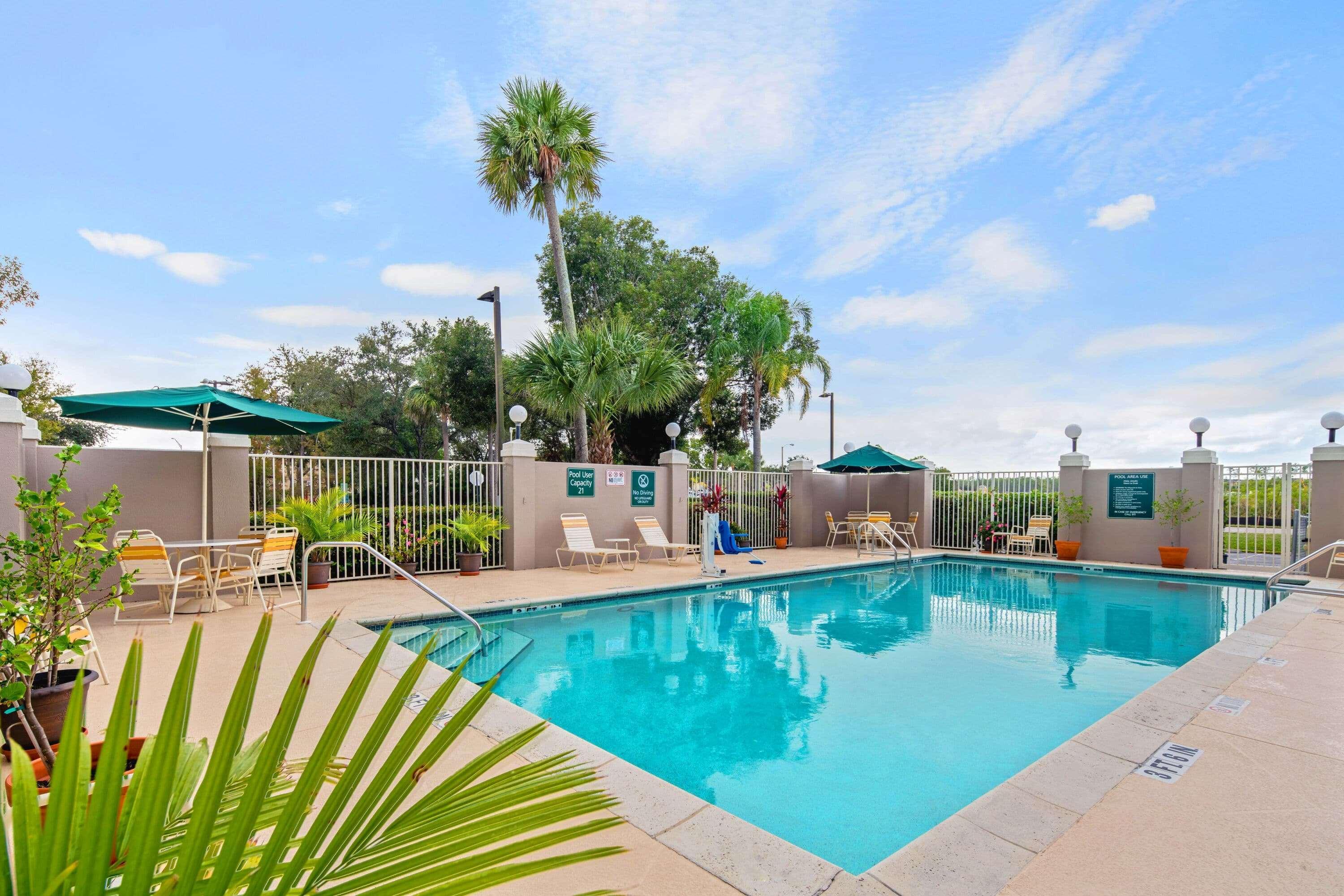 La Quinta By Wyndham Naples East Hotel Golden Gate Exterior photo