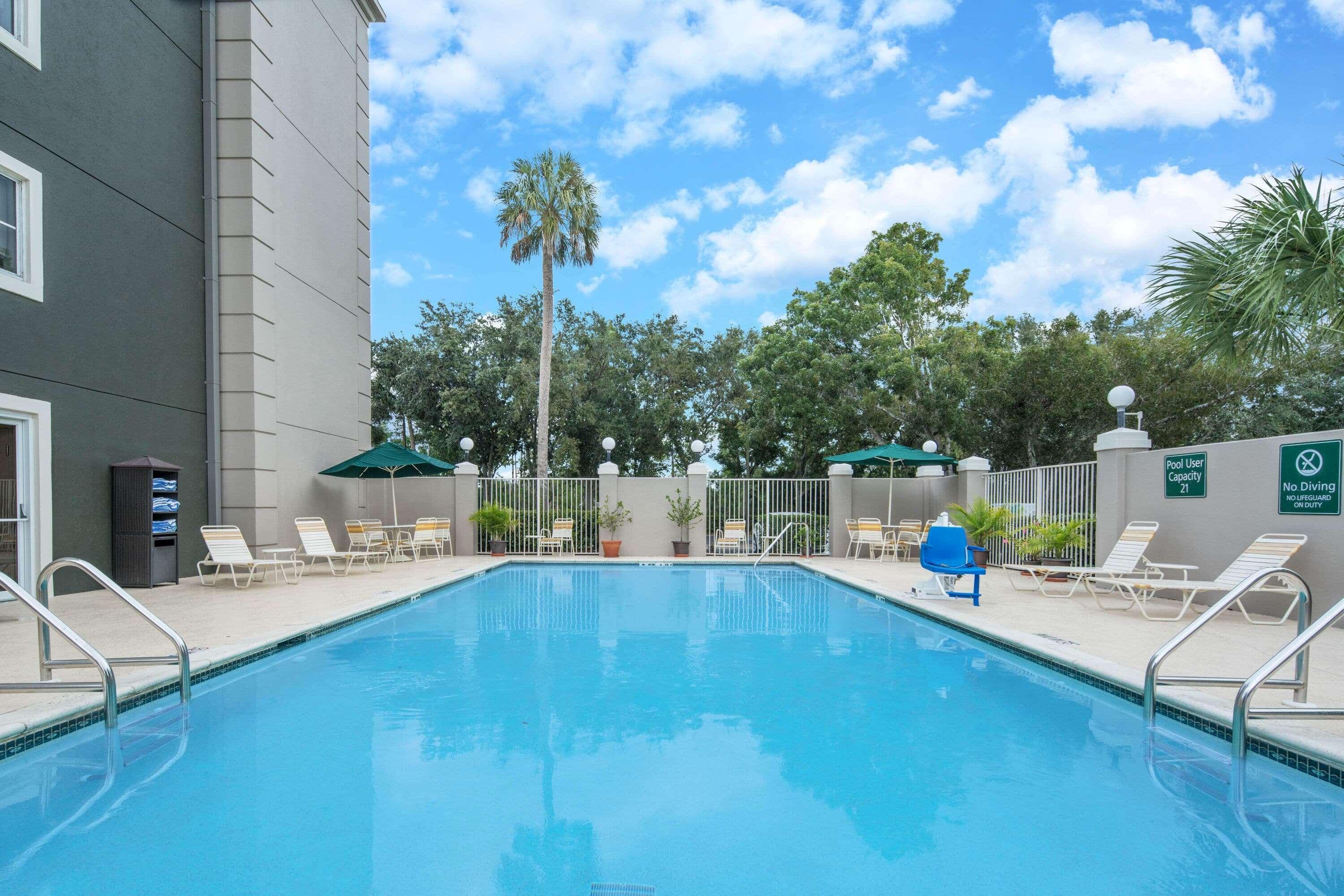 La Quinta By Wyndham Naples East Hotel Golden Gate Exterior photo
