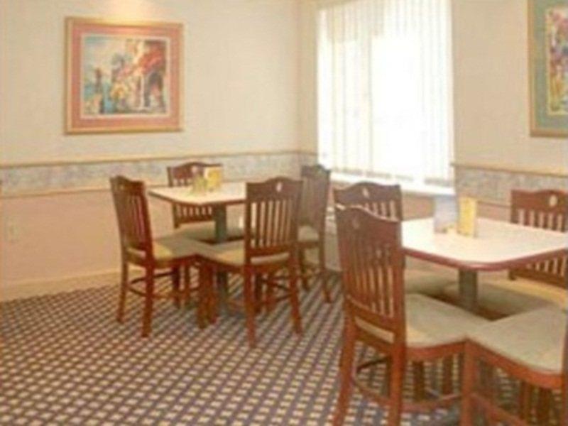 La Quinta By Wyndham Naples East Hotel Golden Gate Restaurant photo